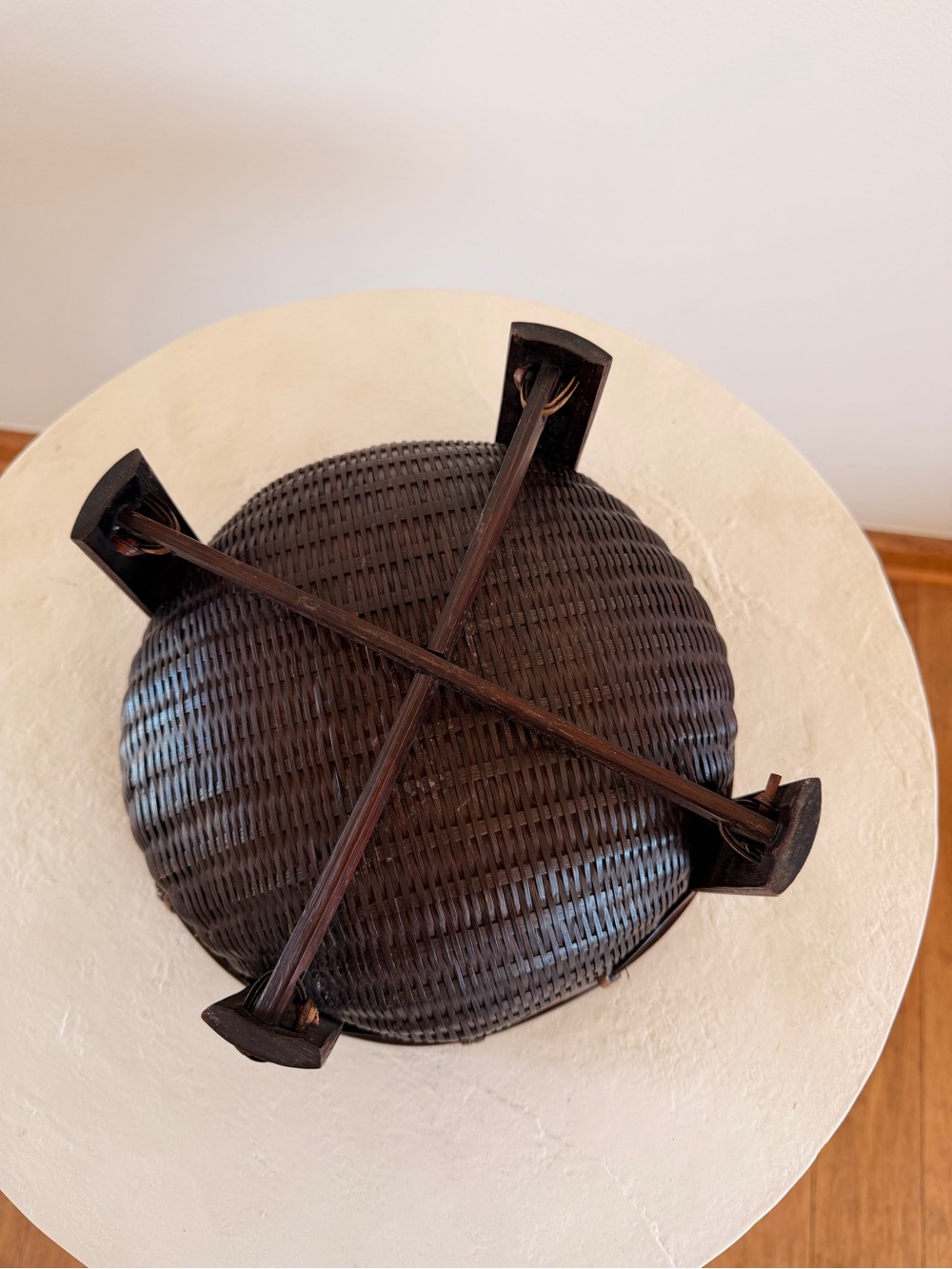 VINTAGE RATTAN WOVEN SEWING BASKET WITH WODD FOOTED LEGS JAPANDI WABI SABI ASIAN - Picture 7 of 7